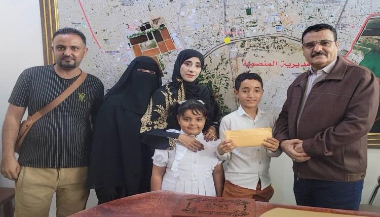 *مدير عام المنصورة يكرم الطالب "رشيد أحمد" الفائز في مسابقة الأغنية الوطنية بمدارس المديرية