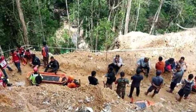 مصرع شخصين وفقدان 21 تحت الأنقاض إثر انهيارات أرضية دمرت قرى إندونيسية