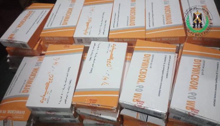 قوات الحزام الأمني تضبط شحنة أدوية مهربة في نقطة مصنع الحديد غرب عدن
