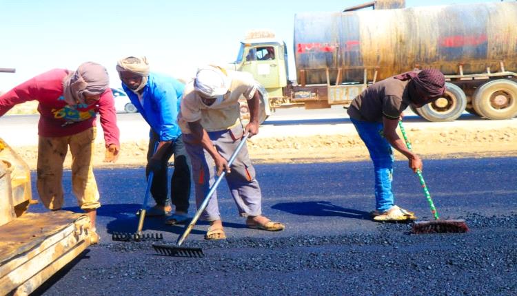 الأمين العام يدشّن أعمال الأسفلت في مشروع توسعة المدخل الغربي لمدينة عتق بتمويل محلي