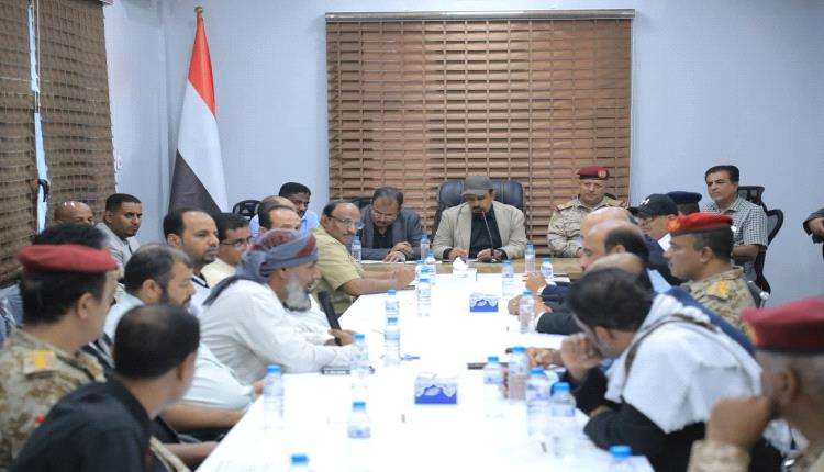 محافظ حضرموت يعقد لقاءً بقيادة السلطة المحلية وجمعيات النحالين ومصدّري المنتجات الزراعية بمديرية القطن ووادي حضرموت