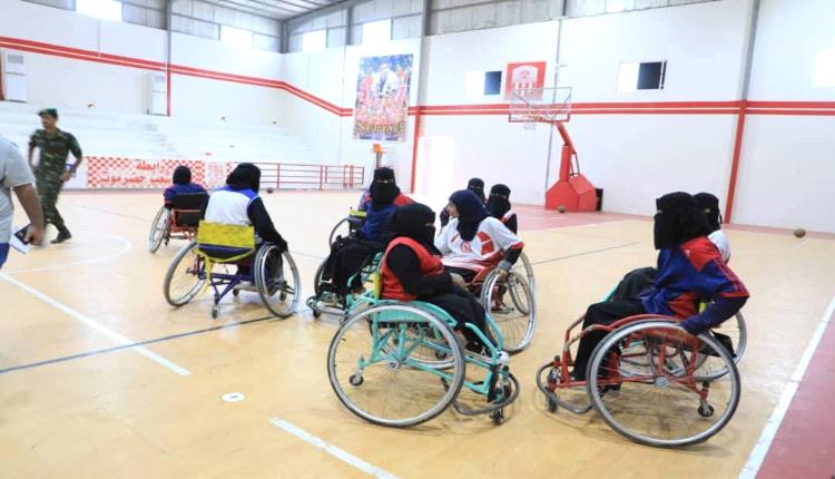 محافظ حضرموت يشيد بعزيمة لاعبات منتخب المعاقات ويُوجّه بدعم مشاركتهن في بطولة الجمهورية للكراسي المتحركة