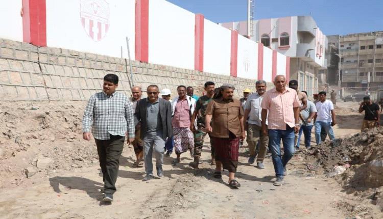 محافظ حضرموت يتابع أعمال مشروع خور المكلا ويوجّه بإزالة العوائق وتسريع إنجاز الطرق والرصف في ديس المكلا