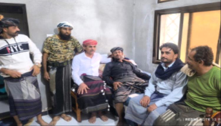 نائب رئيس الهيئة التنفيذية بأبين يزور السنيدي وحمامة للاطمئنان على صحتهما