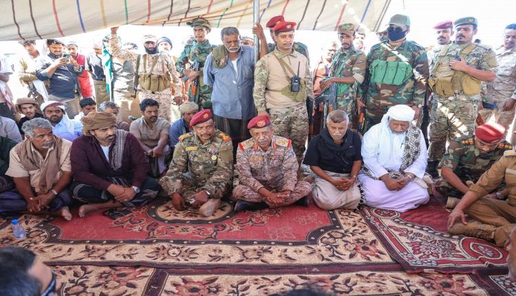 قائد المنطقة العسكرية الثانية يواسي قبيلة بن عجلان ويؤكد: العدالة ستأخذ مجراها