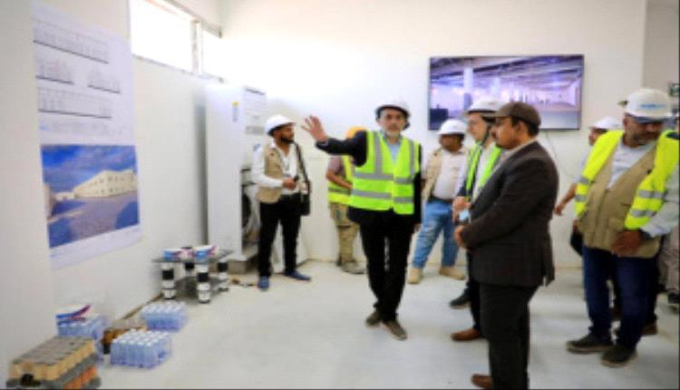 محافظ حضرموت والسفير الألماني يتفقدان مشروع المخازن المركزية للأدوية بالمكلا