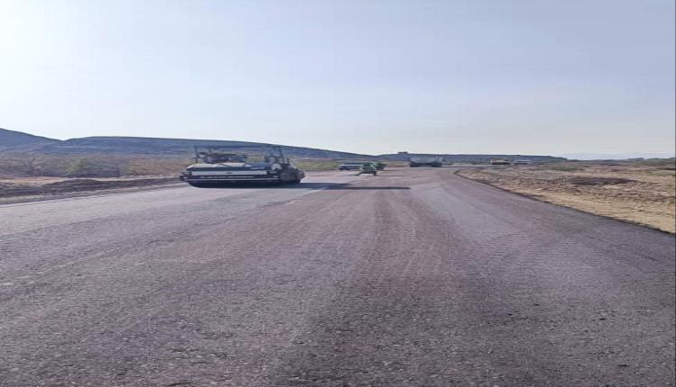 استمرار أعمال سفلتة طريق الحصن – سد حسان باستخدام أول خلاطة أسفلتية بمنظومة الفلر صديقة للبيئة.