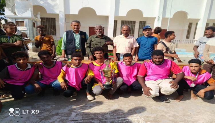 ثالث ثانوي يحرز كأس بطولة كرة الطائرة في ثانوية الحصن