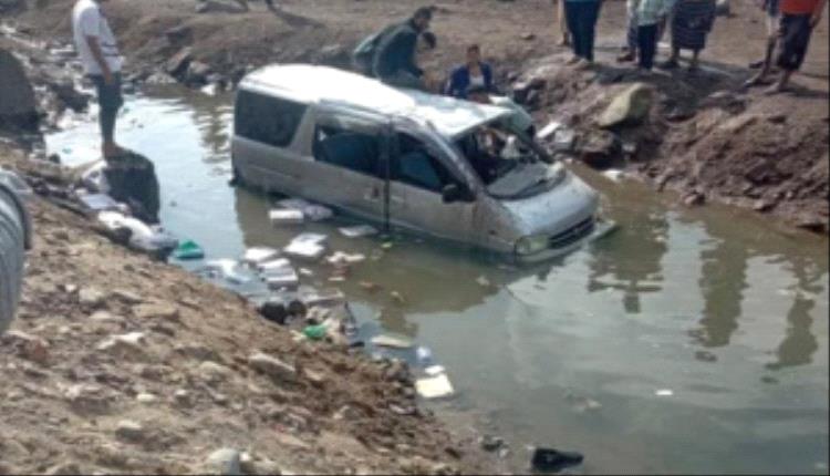 حادث سير بخط الجسر بعدن بسبب السرعة الزائدة يُصيب عددًا من الطالبات