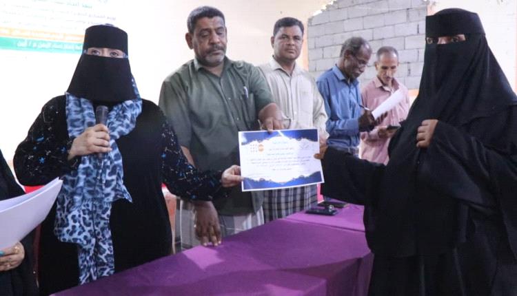 اتحاد نساء أبين يوزّع مشاريع صغيرة لتمكين النساء والفتيات في المحافظة