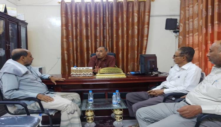 مدير عام مياه وادي حضرموت يطلع على مشاريع الطاقة والآبار في شبام