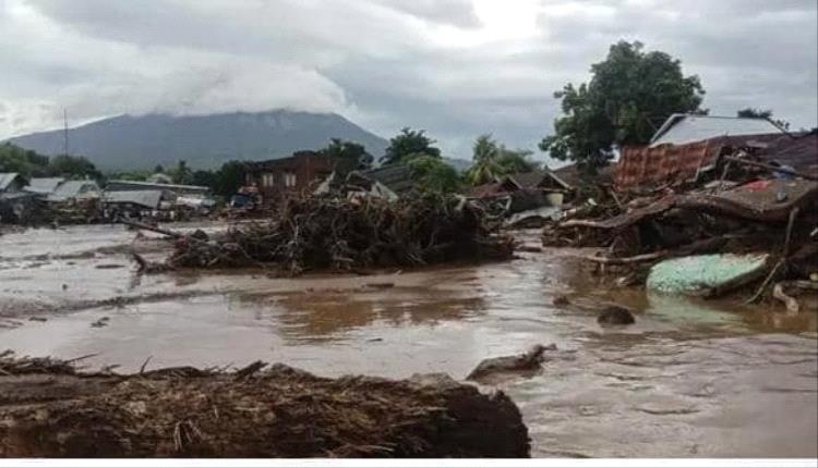 فيضانات وانهيارات أرضية في سومطرة تخلف 10 قتلى و6 مفقودين وتدمّر البنية التحتية