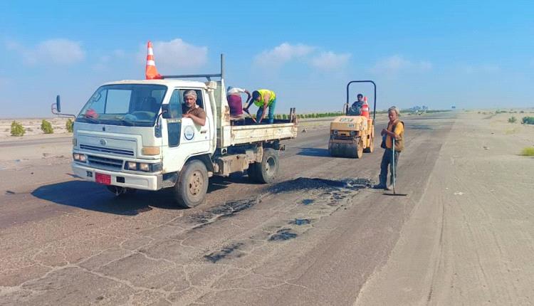 الشركة الكندية "O M" تواصل أعمال معالجه الحفر بالخلطه الاسفلتيه الساخنه من موقع الخلاطة  الاسفلتية  الحديثة الى نقطة العلم .