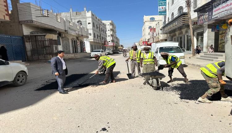 بتوجيهات الوزير الحريزي والمحافظ بن الوزير.. صندوق صيانة الطرق والجسور يباشر أعمال صيانة شوارع مدينة عتق وفق المواصفات الهندسية المعتمدة