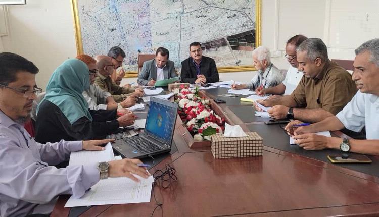 وكيل عدن الزامكي يناقش مستوى تنفيذ مشاريع البرنامج الإستثماري بمديرية المنصورة