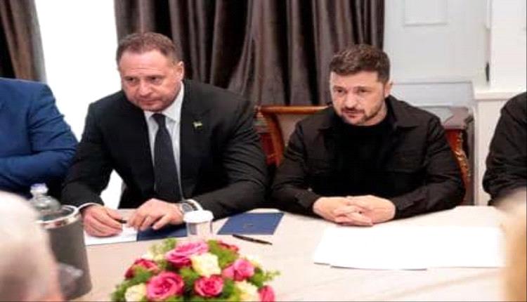 زيلينسكي يُقيل أقرب مساعديه بعد مداهمة منزله في أكبر قضية فساد منذ اندلاع الحرب