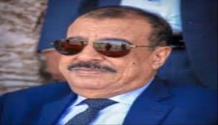 اللواء بن بريك يُعزّي في وفاة رئيس جامعة حضرموت السابق