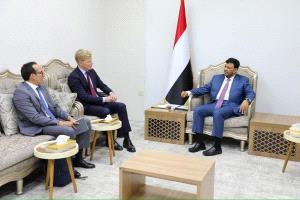 عضو مجلس القيادة الرئاسي الدكتور عبدالله العليمي يلتقى المبعوث الأممي إلى اليمن