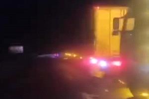 توتر في أبين بعد احتجاز أكثر من 150 قاطرة بينها شاحنات وقود لمحطة الكهرباء(فيديو)