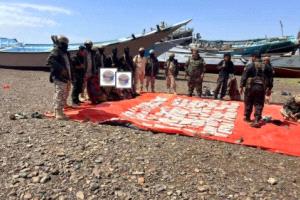 قوات العمالقة تحبط تهريب 600 ألف قرص كبتاجون في عملية بحرية نوعية بالمضاربة ورأس العارة