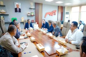 وزير الدولة محافظ عدن يناقش مع الـ (UNOPS) سير العمل في مشروع خط الخمسين