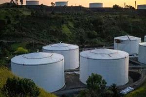 أسعار النفط تهبط للشهر الرابع على التوالي وسط ترقب قرارات 