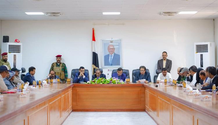 محافظ شبوة يوجّه برفع الأداء وتعزيز الانضباط الوظيفي ومراجعة تنفيذ القرارات