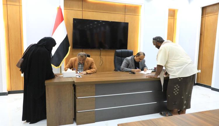 محافظ حضرموت يلتقي المواطنين ويستمع لقضاياهم ويصدر توجيهات فورية بتخليص معاملات أكثر من 600 مواطن