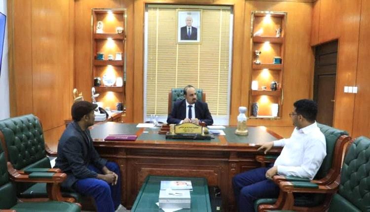 محافظ حضرموت يتلقى درع شكر ويثمن إبداع الفنان يعقوب هبشان