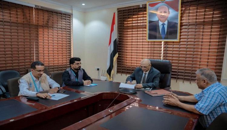 وزير المياه والبيئة يوقّع اتفاقيتين لتنفيذ مشاريع مياه حيوية في مأرب وأبين بتمويل من منظمة "مسلم هاندز"