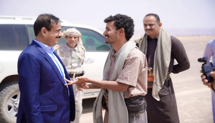 محافظ شبوة يعتمد مشروع مدرسة وخزان مياه لمنطقة لَجَب بمديرية عتق