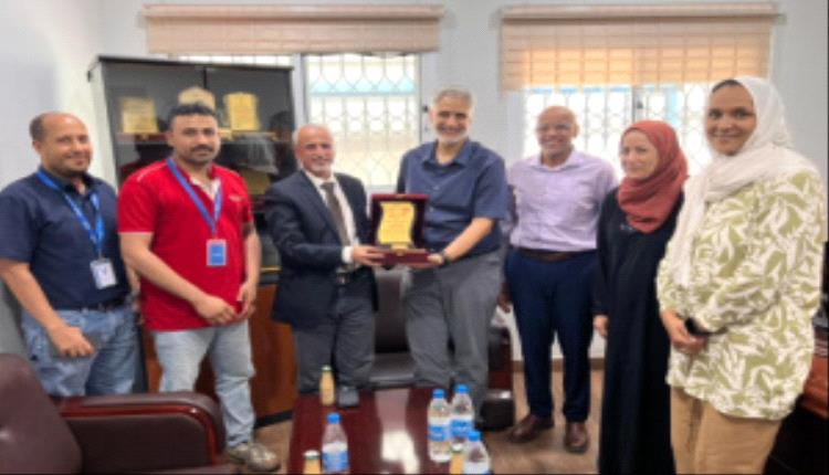 الوكيل الشبحي يكرّم نائب ممثل صندوق الأمم المتحدة للسكان تقديرًا لجهوده في اليمن