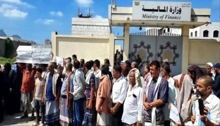 أربعة أشهر بلا رواتب في عدن والمحافظات المحررة.. الجوع يشتد والفشل الحكومي يتفاقم