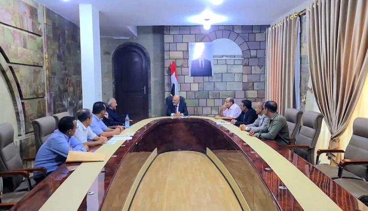 محافظ تعز يوجّه بضبط الجهات الحكومية المخالفة لتوريد الإيرادات وتحويلها للبنك المركزي