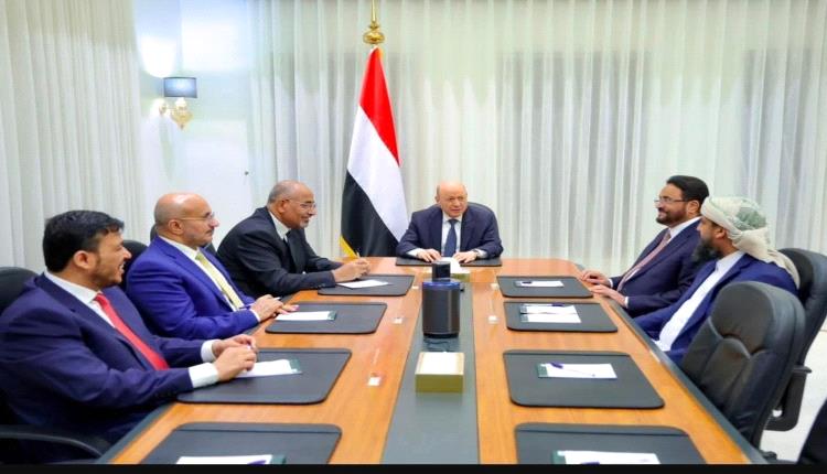 مجلس القيادة الرئاسي يمنح الحكومة كامل صلاحياتها ويثمن دعم المملكة والإمارات