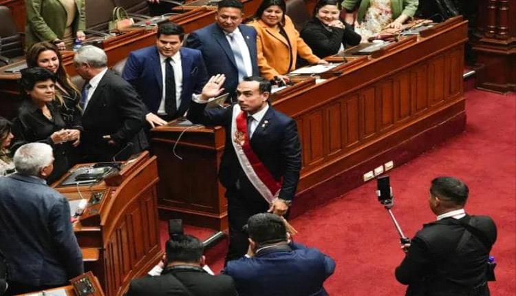 بيرو: رئيس الكونجرس يؤدي اليمين رئيسًا بعد عزل الرئيسة بولوارتي