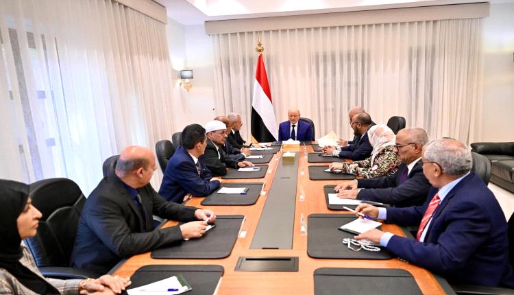 رئيس مجلس القيادة يشيد بدور الفريق القانوني في مساندة المجلس وتعزيز نهج الشراكة الوطنية