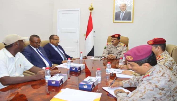 وزير الدفاع يبحث مع السفير الصومالي التعاون المشترك