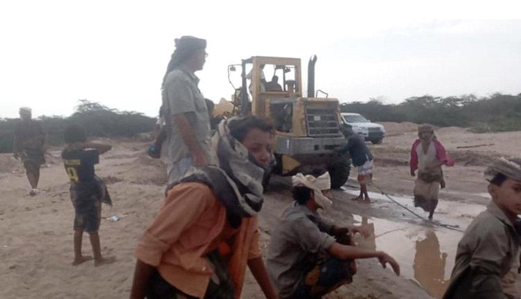 مدير عام مديرية أحور يتفقد أعمال فتح الخط في وادي أحور بعد السيول