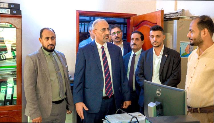 الرئيس الزُبيدي يتفقد الأمانة العامة للانتقالي الجنوبي ويشيد بجهود كوادرها الإدارية