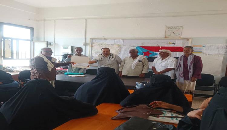 ​انتقالي خنفر يُكرِّم عدداً من معلمي مدرسة الشهيد عبده هيثم بمدينة الكود