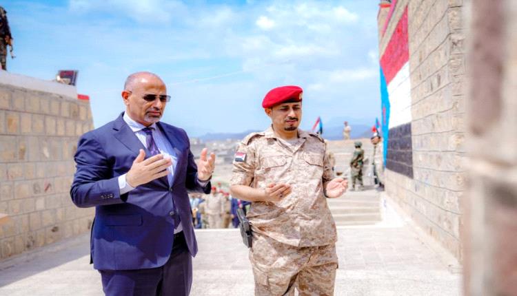 الرئيس الزُبيدي يضع إكليلا من الزهور على نصب الشهيد لبوزة ويزور منصة الشهداء في ردفان