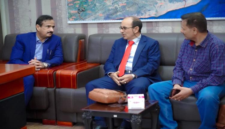 محافظ شبوة يبحث تطوير أداء فرع الهيئة العامة للتأمينات والمعاشات بالمحافظة