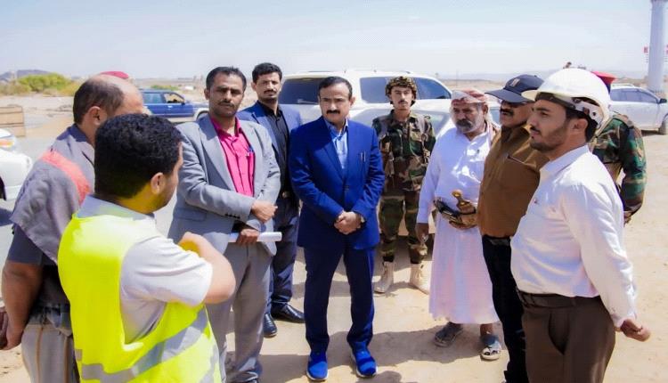 محافظ شبوة يدشّن توسعة المدخل الغربي لمدينة عتق ويتفقد أعمال إنارة الطرق الرئيسية