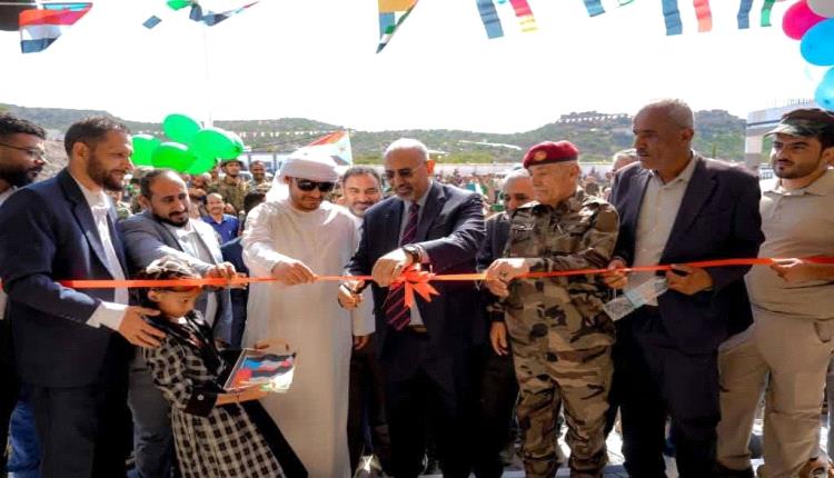 الرئيس الزُبيدي يدشّن مجمعي الشيخ محمد بن زايد التربويين في الأزارق وجحاف بدعم إماراتي