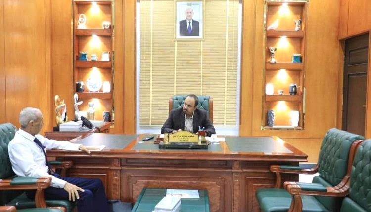 محافظ حضرموت يبحث مع مدير عام دوعن سبل تحسين الخدمات وعلى رأسها الكهرباء
