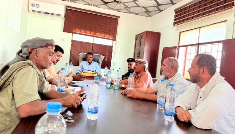 مدير عام حبان يلتقي مشرف منظمة يمن الخير لمشروع الحدائق المنزلية بمديرية حبان