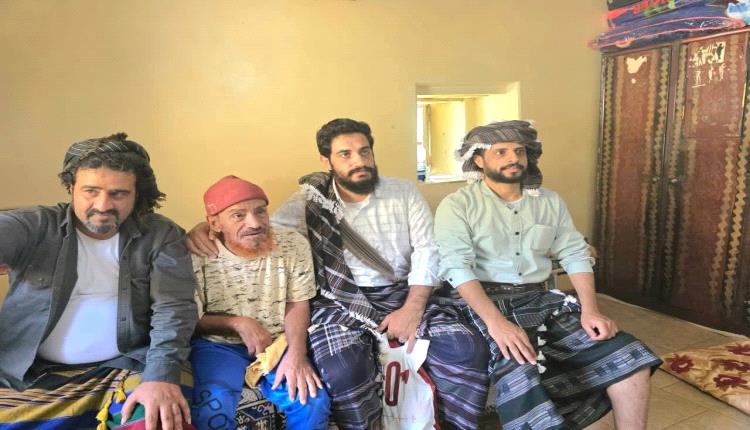 زيارة وفاء وتقدير للأستاذ عبدربه محضار النسري.. رمز العطاء التربوي في مديرية سرار يافع