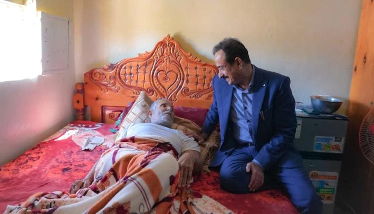 المحافظ بن الوزير يطمئن على صحة الشاعر صالح الحداد ويشيد بإرثه الثقافي والوطني