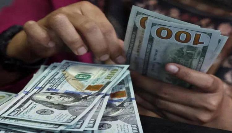 التوترات التجارية بين واشنطن وبكين تهبط بالدولار وسط توقعات بتيسير نقدي أمريكي